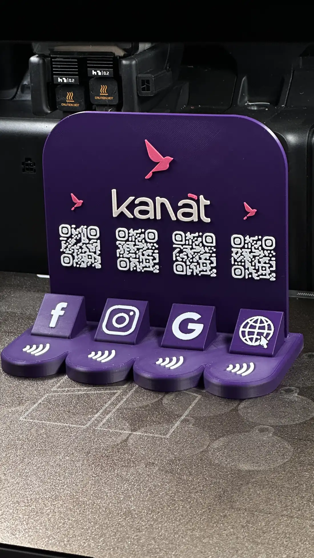 Display de punto de venta con códigos QR para un negocio