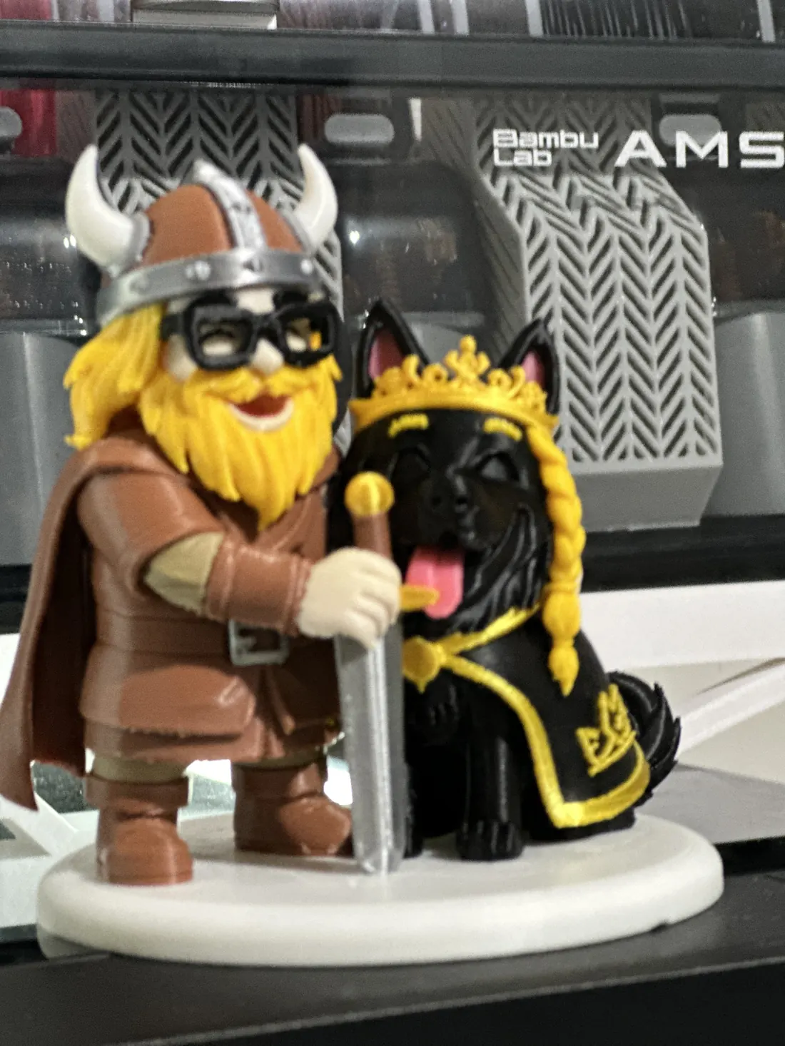 Figuras dúo personalizadas: vikingo y su mascota con corona