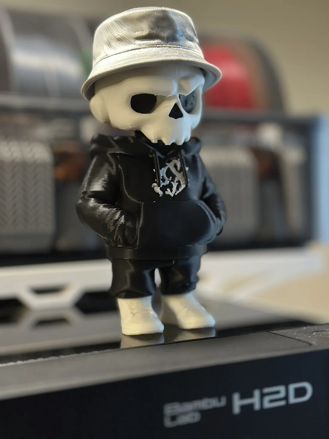 Figura coleccionable personalizada de un esqueleto con gorro y sudadera