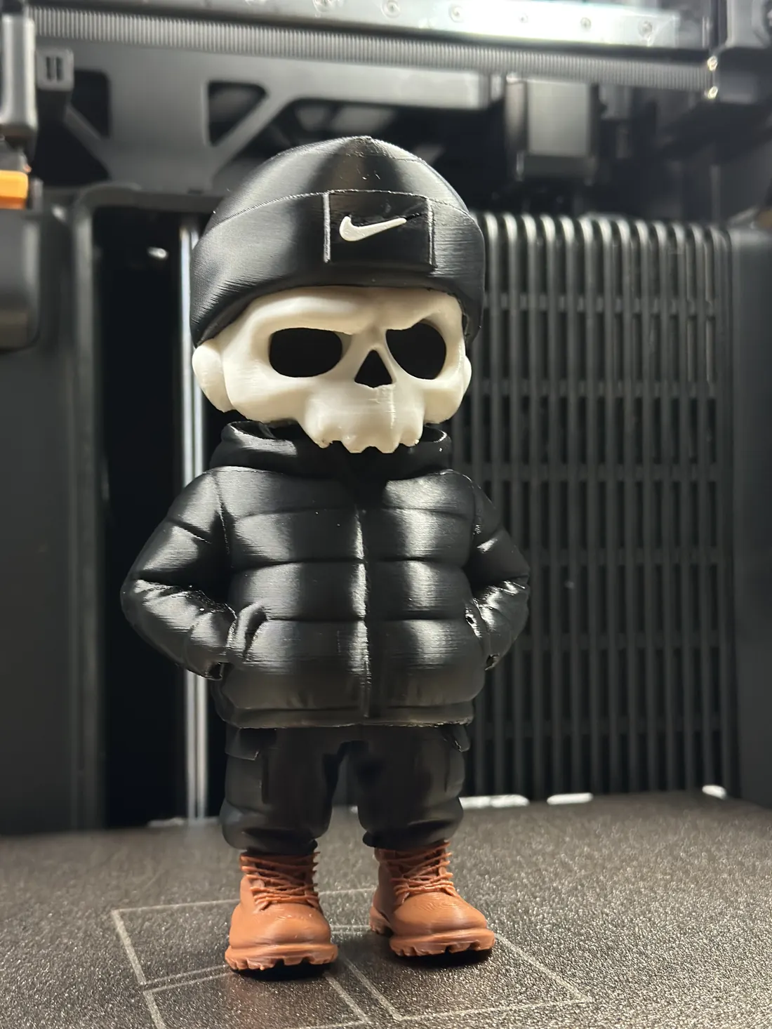 Figura coleccionable con chamarra puffer y gorra deportiva