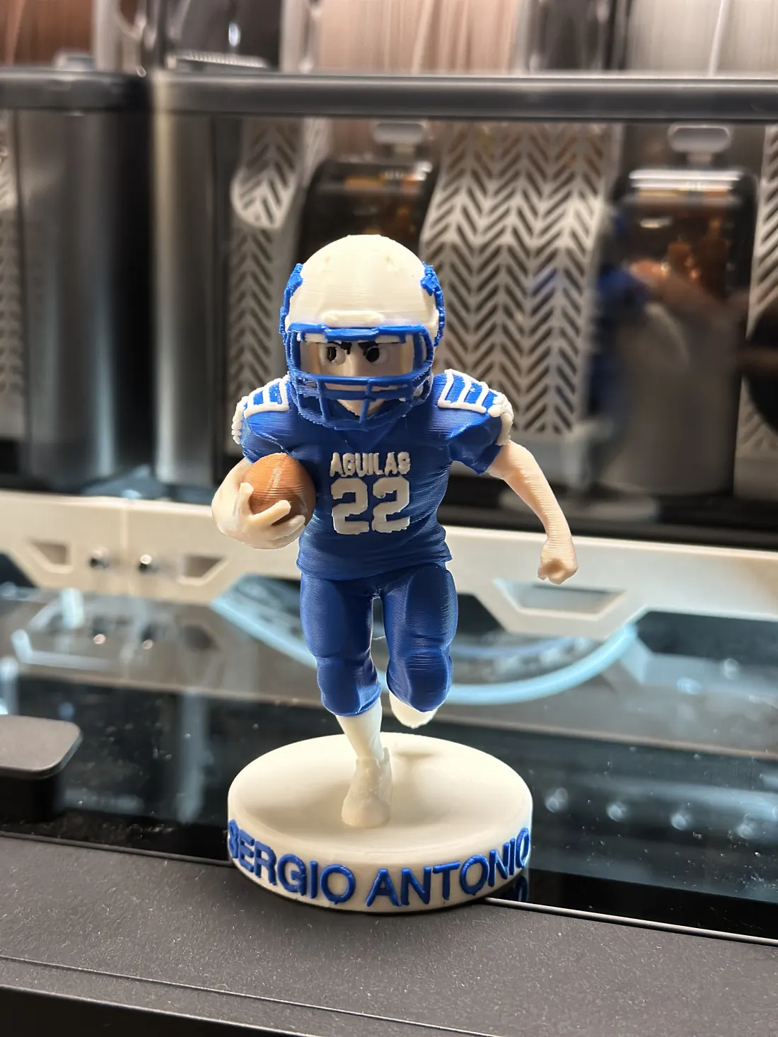 Figura personalizada de un jugador de fútbol americano con su nombre grabado