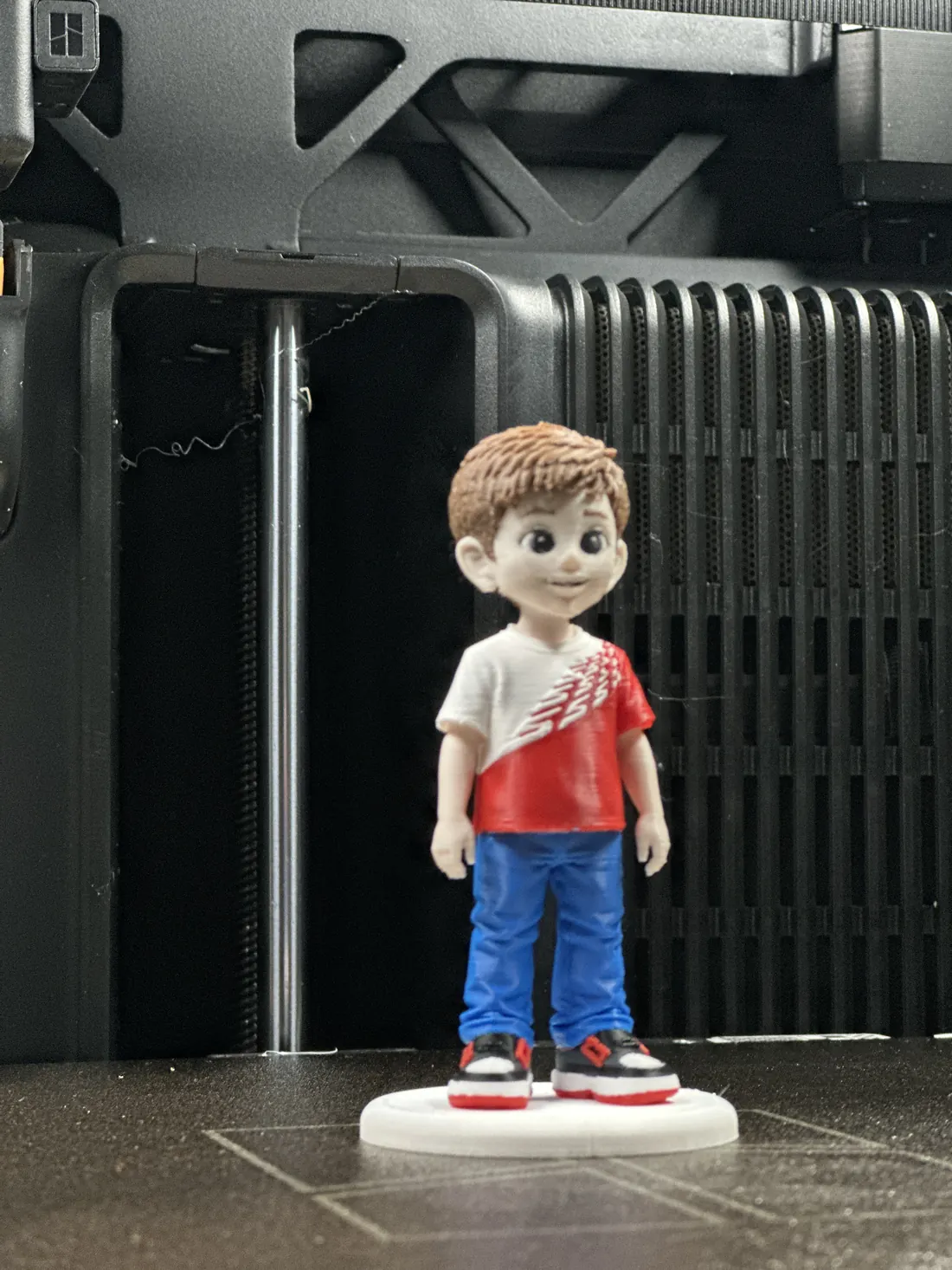 Figura personalizada de un niño con tenis a la medida