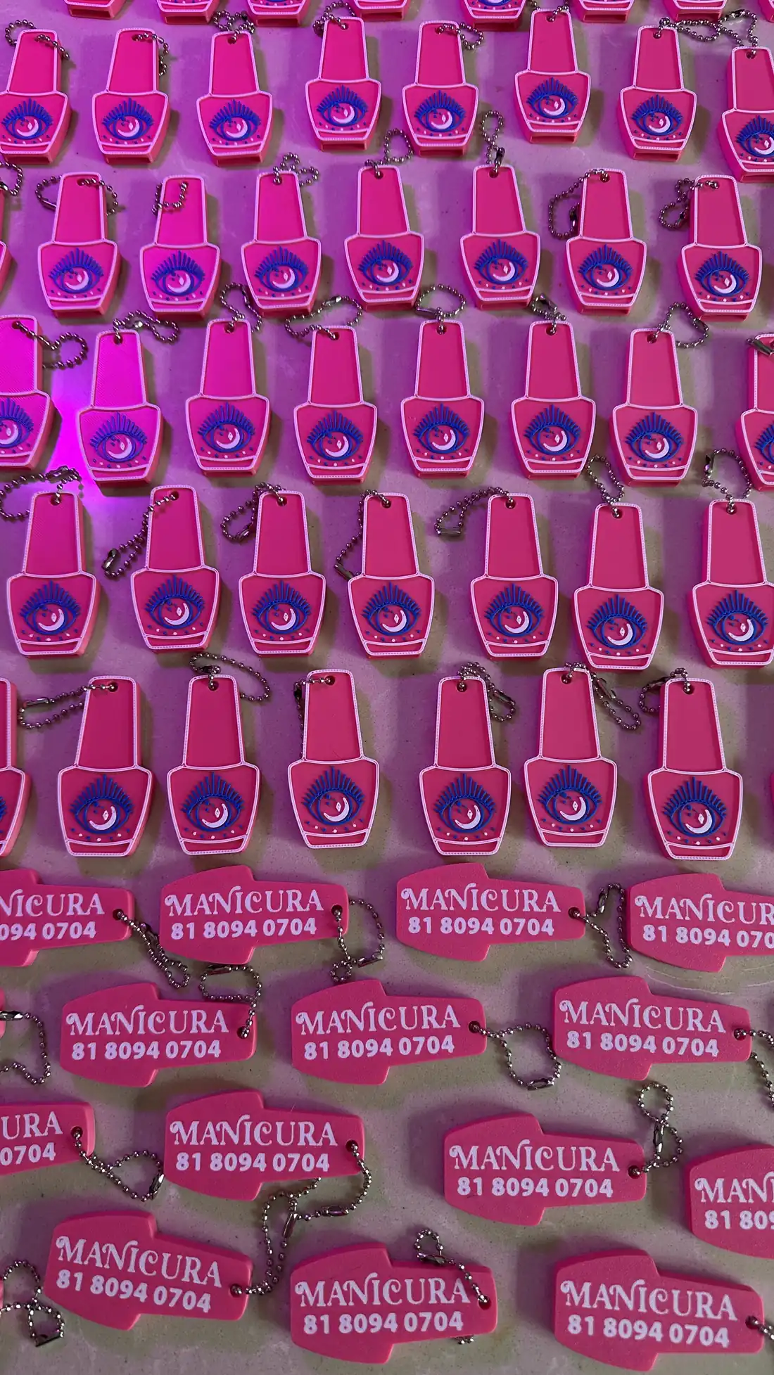 Llaveros promocionales para un salón de manicura