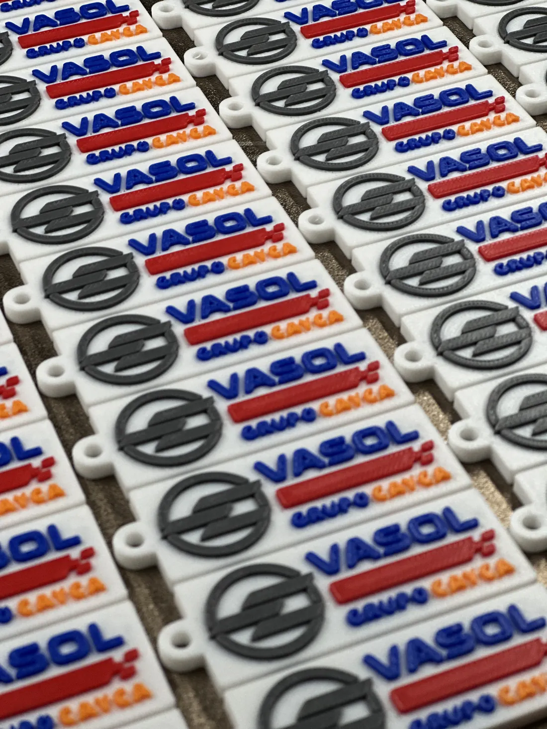 Llaveros personalizados con el logo de la marca Vasol
